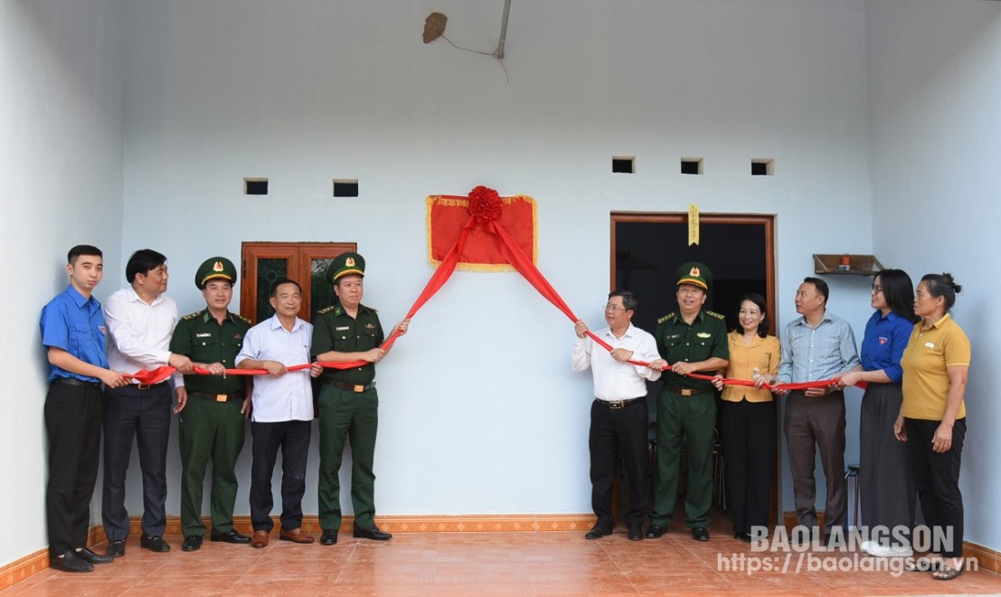 Lãnh đạo BĐBP tỉnh và các đại biểu kéo băng khánh thành nhà đại đoàn kết ở xã cho người dân ở xã Thụy Hùng, huyện Văn Lãng