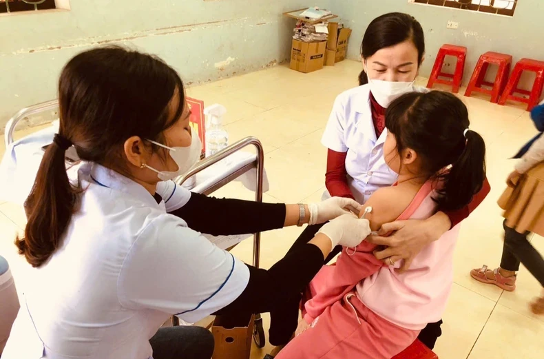 Tiêm vaccine phòng sởi cho trẻ em trên địa bàn huyện miền núi Tân Kỳ.