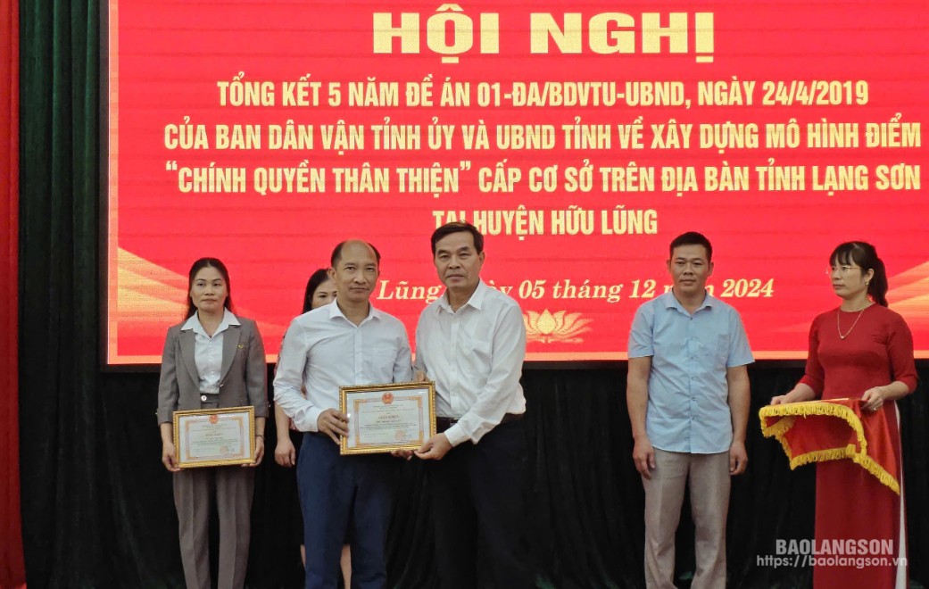 Các cá nhân được nhận giấy khen vì đạt thành tích tiêu biểu trong thực hiện Đề án 01 giai đoạn 2019-2024