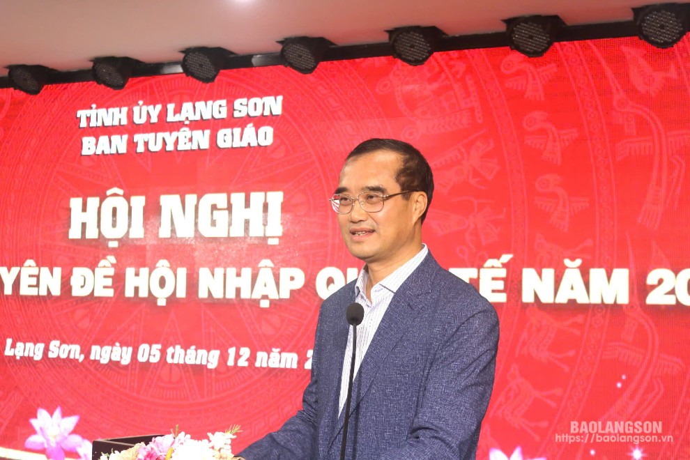 Thiếu tướng, PGS.TS Cao Anh Dũng, Giám đốc Học viện Quốc tế, Bộ Công an truyền đạt các chuyên đề tại hội nghị