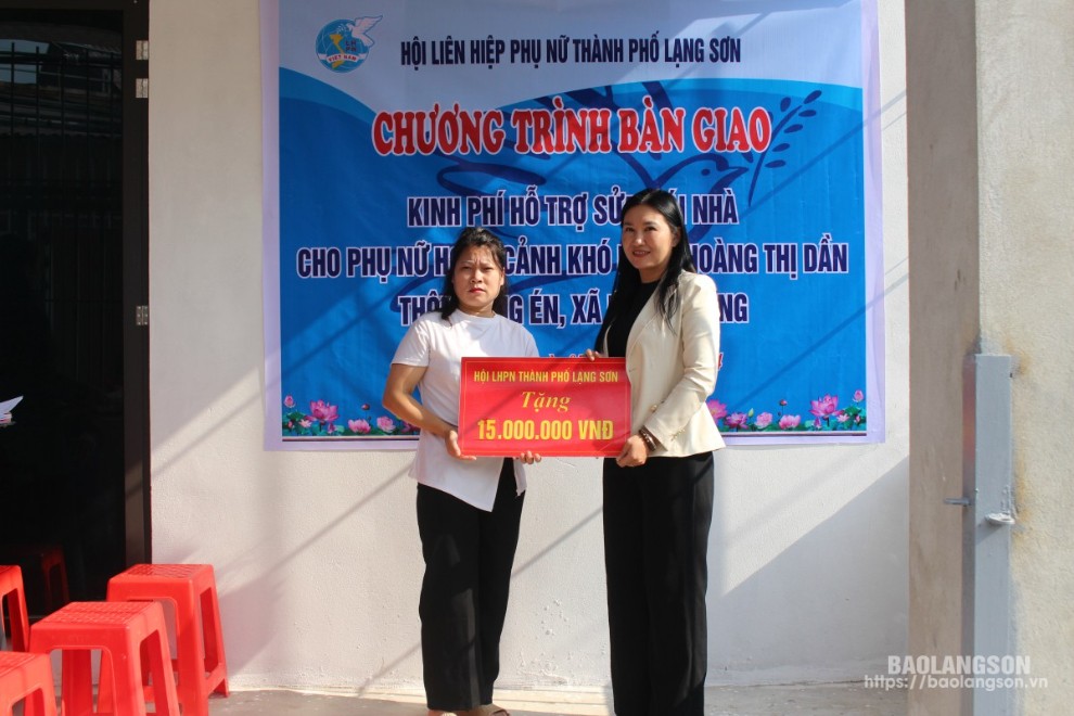 Lãnh đạo Hội Liên hiệp Phụ nữ thành phố trao biển tượng trưng kinh phí hỗ trợ sửa nhà cho chị Hoàng Thị Dần 