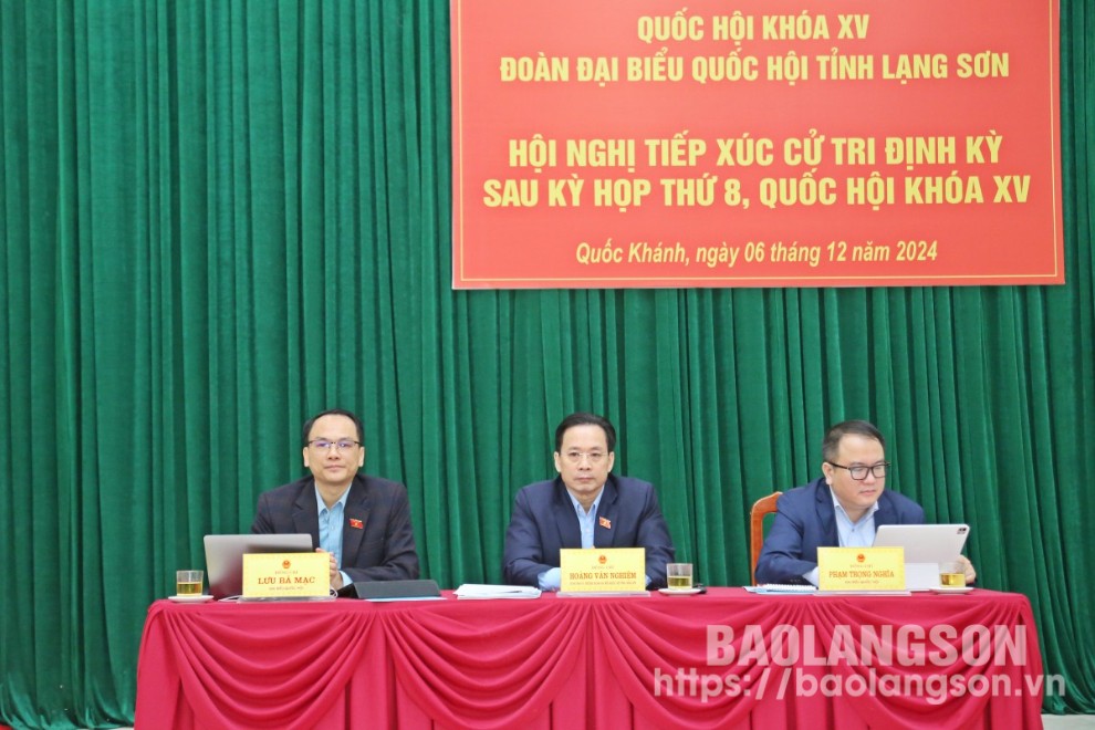 Các ĐBQH tỉnh tham dự tại buổi tiếp xúc cử tri