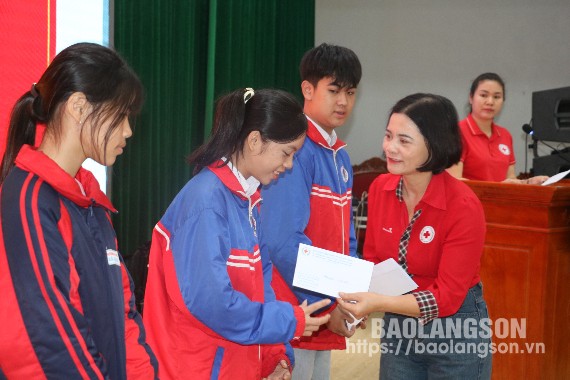 Lãnh đạo Hội Chữ thập đỏ tỉnh trao học bổng cho học sinh nghèo vượt khó, học giỏi tại huyện Chi Lăng