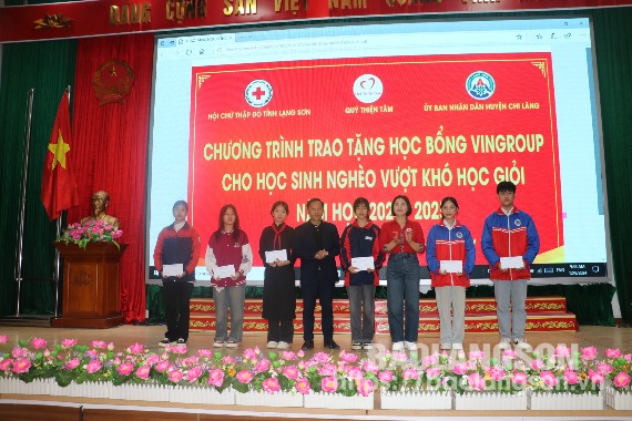 Lãnh đạo Hội Chữ thập đỏ tỉnh và đại diện Quỹ Thiện Tâm, Tập đoàn Vingroup trao học bổng cho học sinh nghèo vượt khó, học giỏi tại huyện Chi Lăng