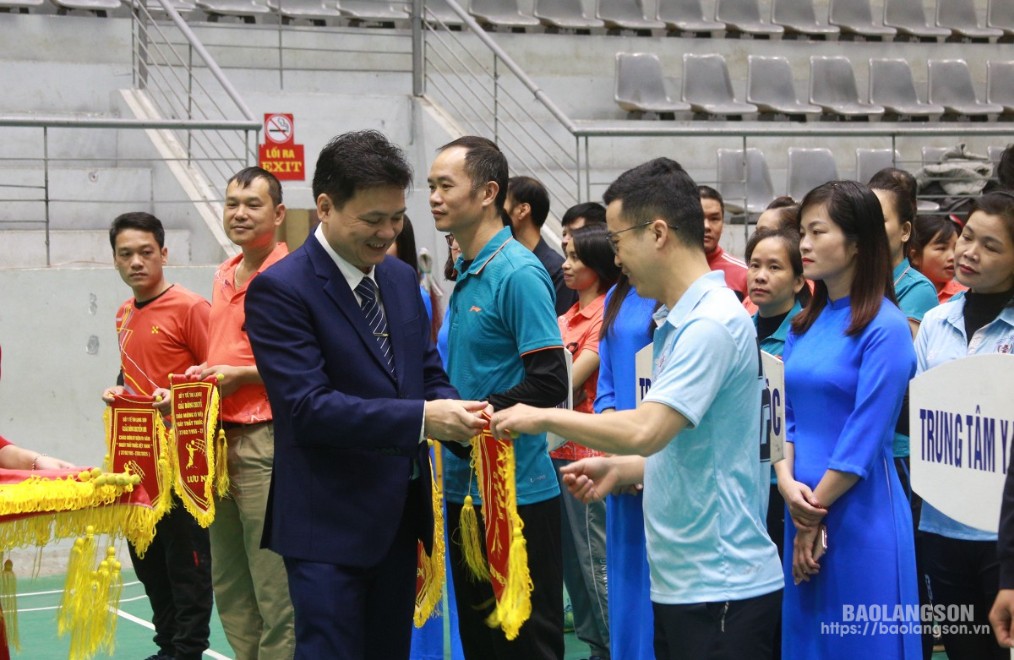 Ông Hoàng Xuân Trường, Phó Giám đốc Sở Y tế, Trưởng Ban tổ chức giải trao cờ lưu niệm cho các đoàn vận động viên