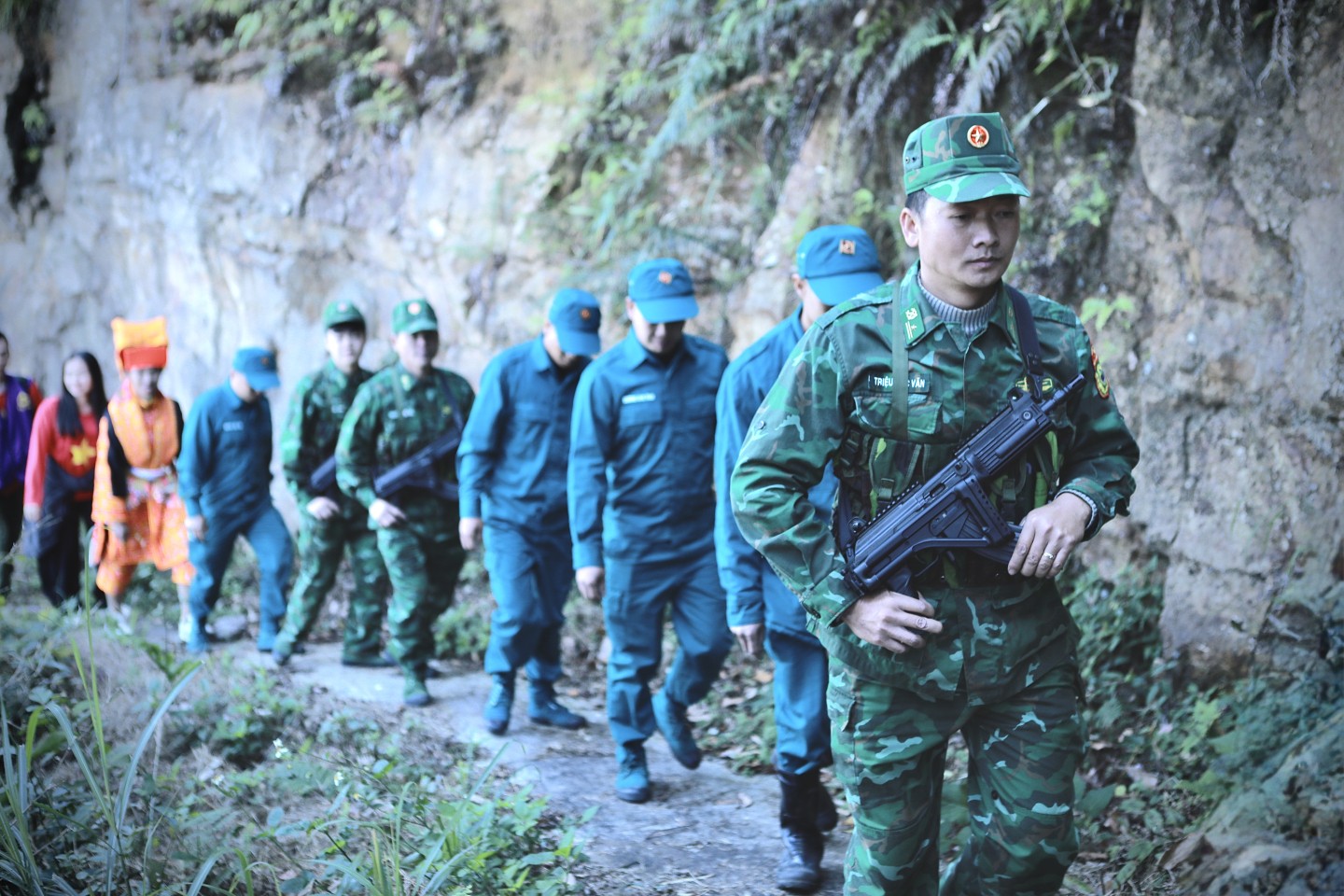 Những ngày đầu tháng 12/2024, chúng tôi vượt quãng đường hơn 20 km từ thành phố Lạng Sơn đến Đồn Biên phòng Ba Sơn. Ở đây, chúng tôi được đi cùng CBCS Đồn Biên phòng Ba Sơn và các đơn vị trên địa bàn tuần tra bảo vệ đường biên, cột mốc và sơn lại số hiệu, chữ số trên cột mốc bảo vệ biên giới quốc gia. Đích đến của chúng tôi là mốc quốc giới số 1211 và 1214, đây là những cột mốc cao nhất do Đồn Biên phòng Ba Sơn quản lý. Để đến được mốc quốc giới số 1211 và 1214, chúng tôi phải đi men theo đường rừng, con đường nhiều đoạn dốc đứng, trơn trượt, đất đá lổn nhổn...