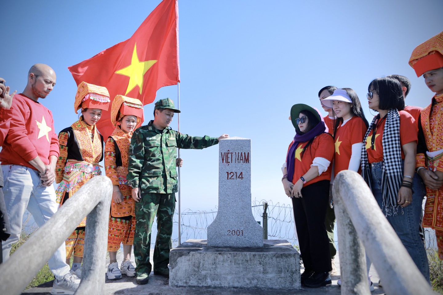 Sau hơn 3 tiếng đi bộ chúng tôi cung đến “đích”. Tại đây, Trung tá Đặng Hùng Cường, Đồn trưởng Đồn Biên phòng Ba Sơn cho chúng tôi biết: Đơn vị chịu trách nhiệm bảo vệ các tuyến đường biên giới và mốc quốc giới trên địa bàn 3 xã: Cao Lâu, Xuất Lễ và Mẫu Sơn (huyện Cao Lộc), có đường biên giới dài trên 41 km. Hoạt động tuần tra bảo vệ đường biên, cột mốc được CBCS Đồn Biên phòng Ba Sơn thực hiện thường xuyên với nhiều hình thức như: tuần tra đột xuất, tuần tra song phương, tuần tra theo kế hoạch… 