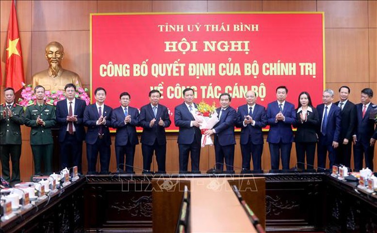 Ban Thường vụ Tỉnh ủy Thái Bình tặng hoa chúc mừng đồng chí Nguyễn Khắc Thận - Ảnh: TTXVN