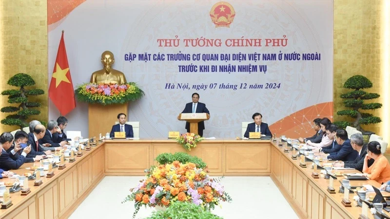 Thủ tướng Phạm Minh Chính chủ trì cuộc gặp mặt các Trưởng Cơ quan đại diện Việt Nam ở nước ngoài trước khi lên đường nhận nhiệm vụ. (Ảnh: TRẦN HẢI)