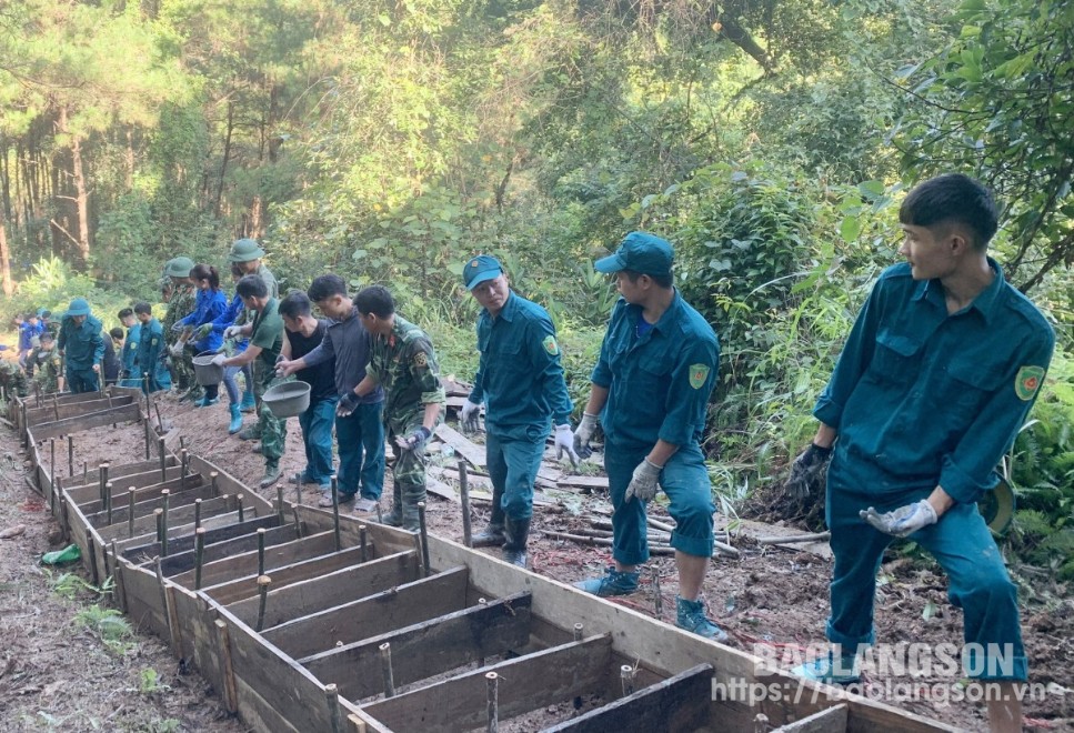 Lực lượng dân quân xã Cao Lâu tham gia xây dựng đường kiểm tra cột mốc, bảo vệ biên giới