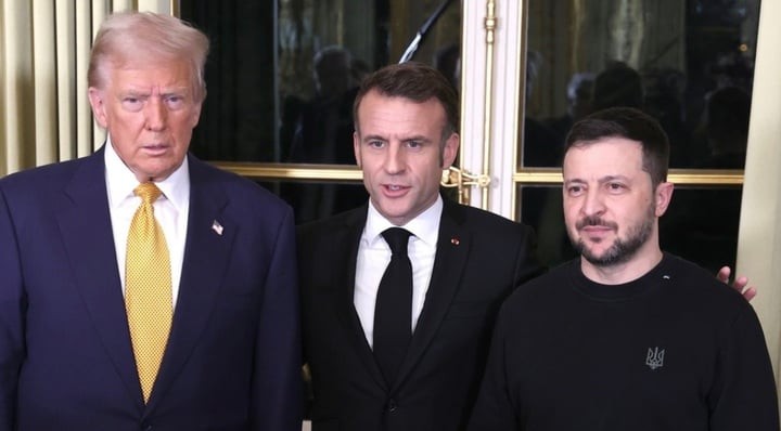 Tổng thống Pháp Emmanuel Macron (giữa), Tổng thống đắc cử Mỹ Donald Trump (trái) và nhà lãnh đạo Ukraine Volodymyr Zelensky (phải) trong cuộc gặp tại Paris. (Ảnh: Getty)