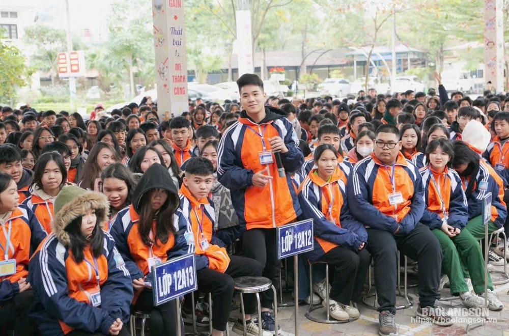 Các em học sinh tham gia trả lời câu hỏi về lịch sử Quân đội Nhân dân Việt Nam và Ngày Hội Quốc phòng toàn dân