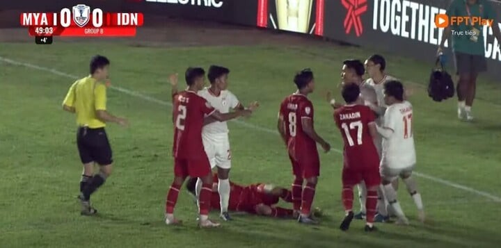 Các cầu thủ Indonesia vây lấy Hein Phyo Win