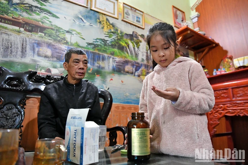 Thương ông nội đau ốm, Nhã Linh luôn cố gắng hoàn thành bài tập và việc nhà thật nhanh để chăm sóc ông mỗi ngày. Ngay từ khi học lớp 1, cô bé đã thuộc lòng tên của tất cả các loại thuốc mà ông thường phải uống.