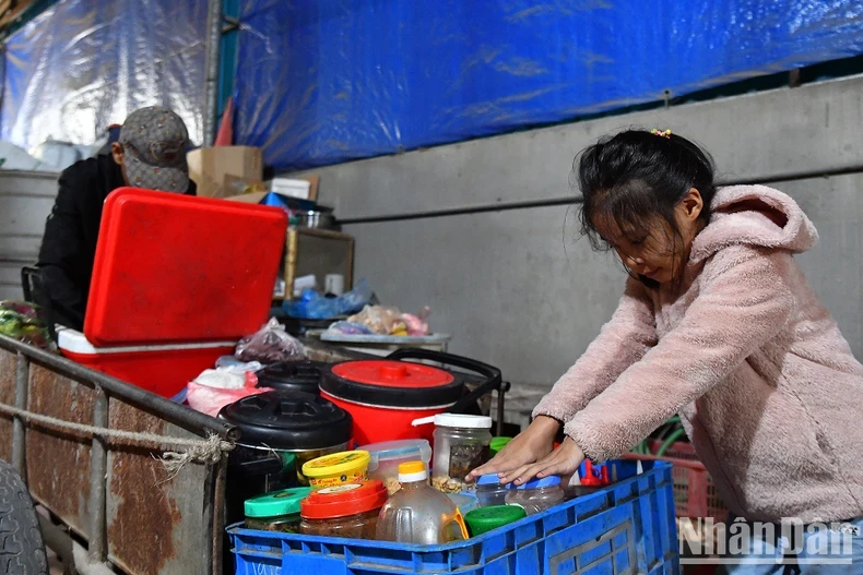 Trước khi mắc bệnh, ông nội của cô bé hiếu thảo vẫn thường chuẩn bị đồ đạc lên một chiếc xe kéo tự chế rồi dùng xe máy đưa ra ven đường quốc lộ 3 bán hàng ăn vặt cho khách qua lại. Thì nay, công việc ấy đang dần được Nhã Linh gánh vác thay ông.