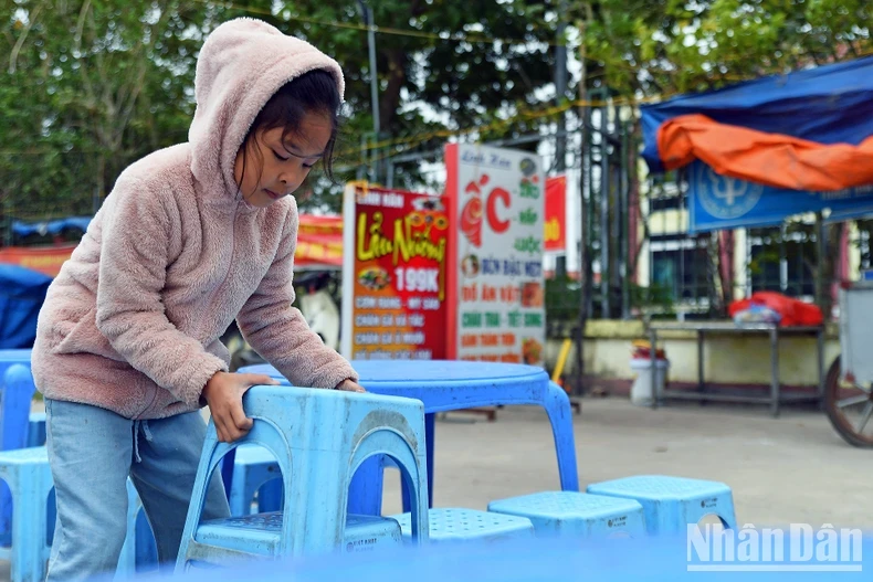 Thông thường, Nhã Linh sẽ tranh thủ khoảnh thời gian ngắn ngủi khi bà đi chợ mua nguyên liệu lúc chập tối để ở nhà giúp ông chuẩn bị đồ đạc. Sau đó, em tự đạp xe ra quán và quét tước, kê dọn bàn ghế rồi chờ chiếc xe hàng được một người bà con trong thôn kéo đến.