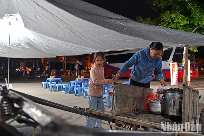 Dù là ngày hè với nắng nóng oi bức hay mùa đông giá rét, cô học trò nhỏ vẫn luôn đóng vai trò 