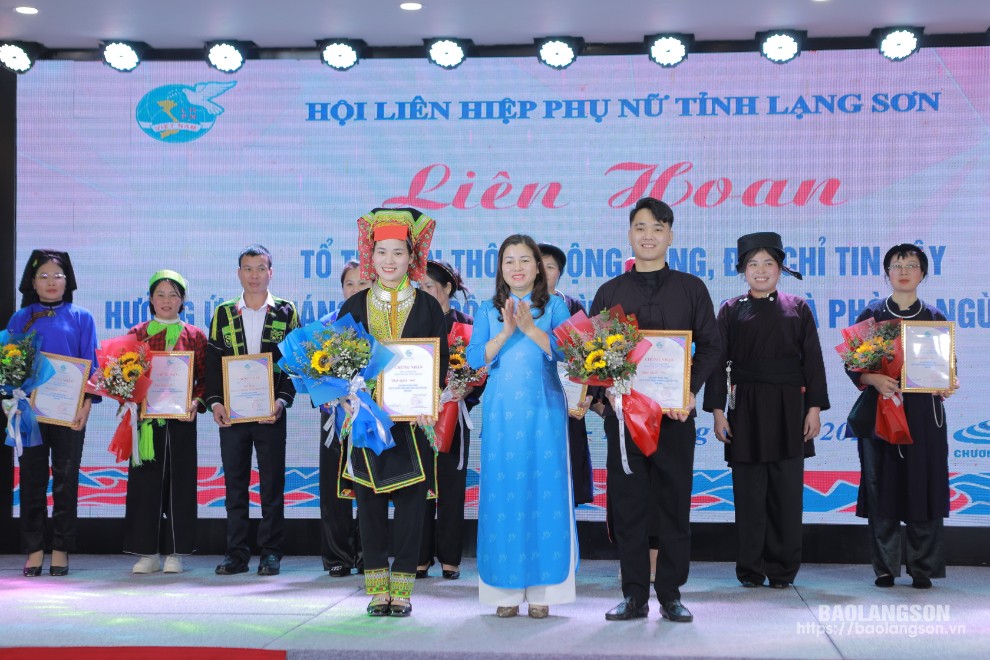 Lãnh đạo Hội LHPN tỉnh trao giải nhì cho các đội xuất sắc