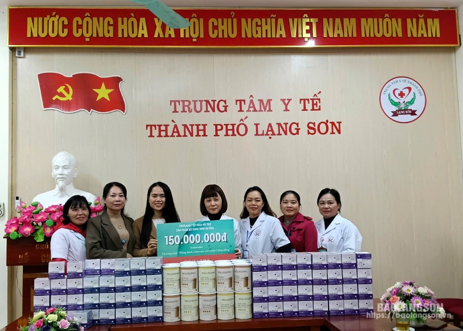 Đại diện Công ty TNHH Oriflame Việt Nam tặng 150 sản phẩm bổ sung dinh dưỡng cho Trung tâm Y tế thành phố Lạng Sơn