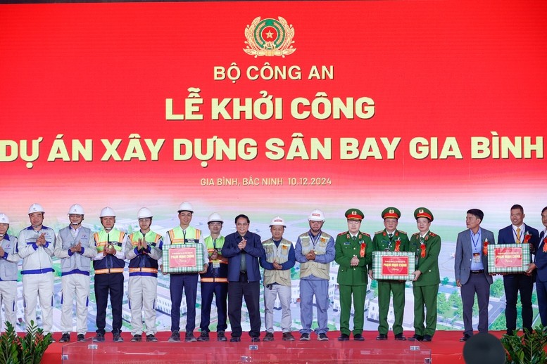 Thủ tướng trò chuyện, động viên và tặng quà các lực lượng tham gia thi công sân bay Gia Bình - Ảnh: VGP/Nhật Bắc