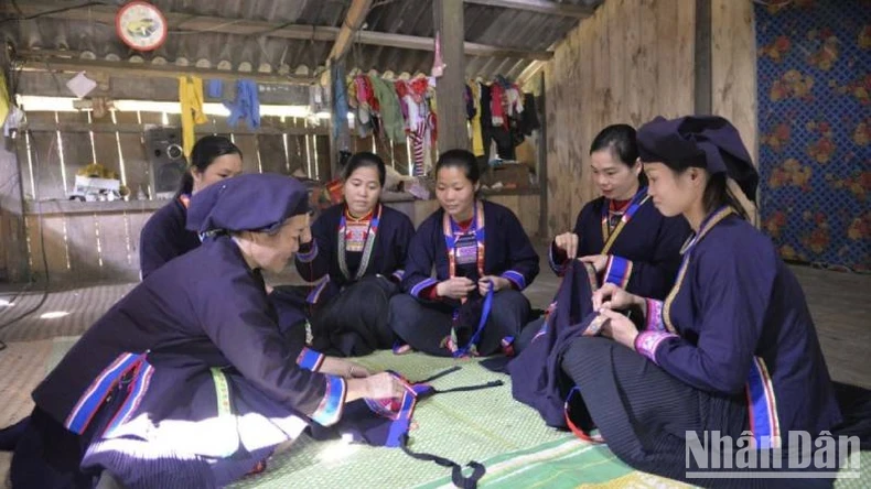 Câu lạc bộ khôi phục trang phục truyền thống của dân tộc H' Mông (đen) ở xã Chí Minh, Tràng Định (Lạng Sơn), trao đổi kinh nghiệm khôi phục trang phục truyền thống cho các thành viên.