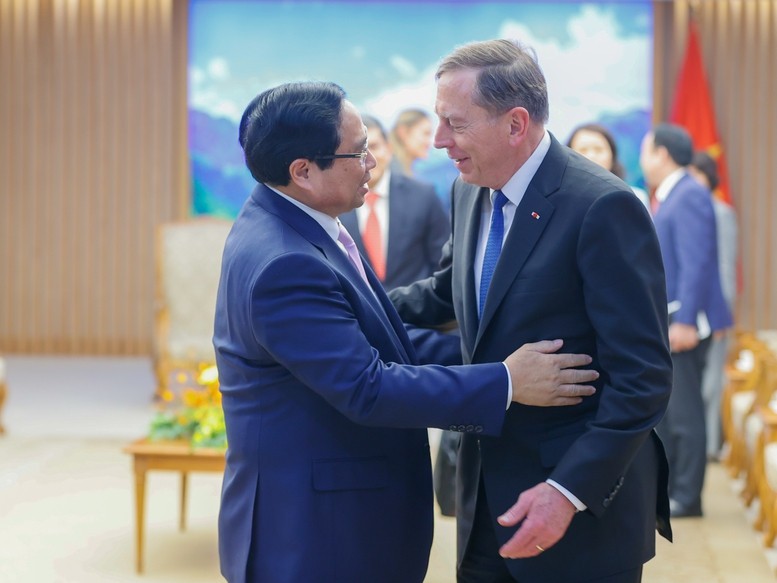 Thủ tướng Phạm Minh Chính tiếp ông David Petraeus - một trong những đồng sở hữu Quỹ đầu tư KKR, Hoa Kỳ - Ảnh: VGP/Nhật Bắc