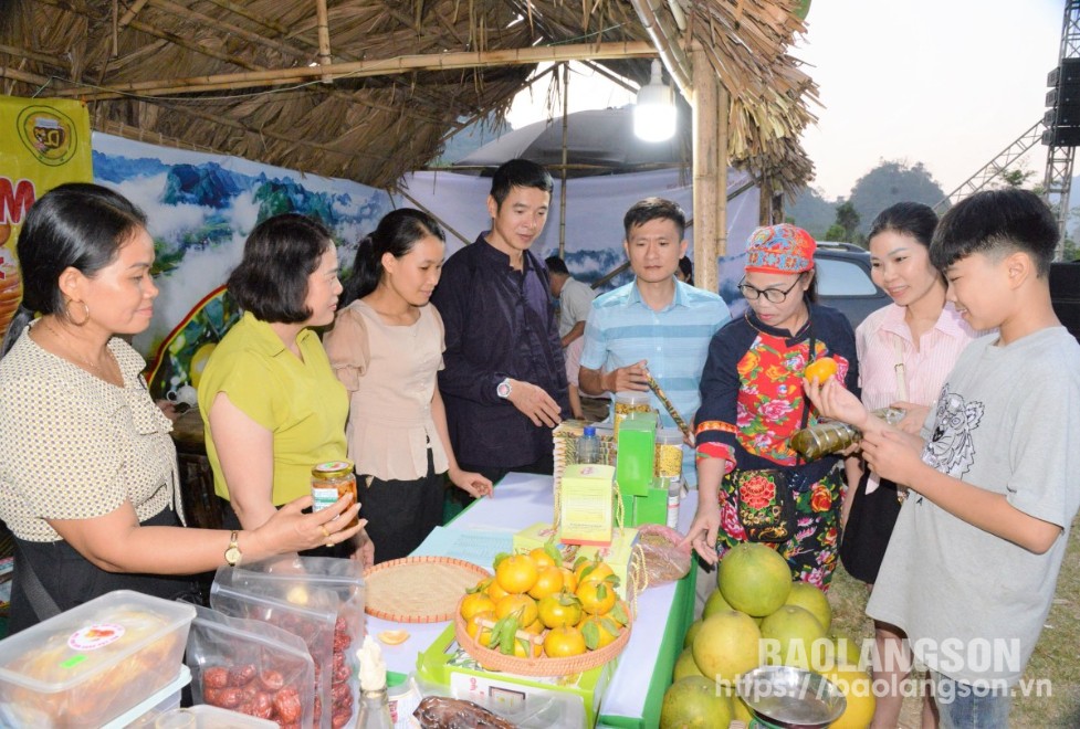  Du khách tham quan tại gian hàng trưng bày sản phẩm OCOP của huyện Bắc Sơn tại Lễ hội Thảo Nguyên Đồng Lâm năm 2024