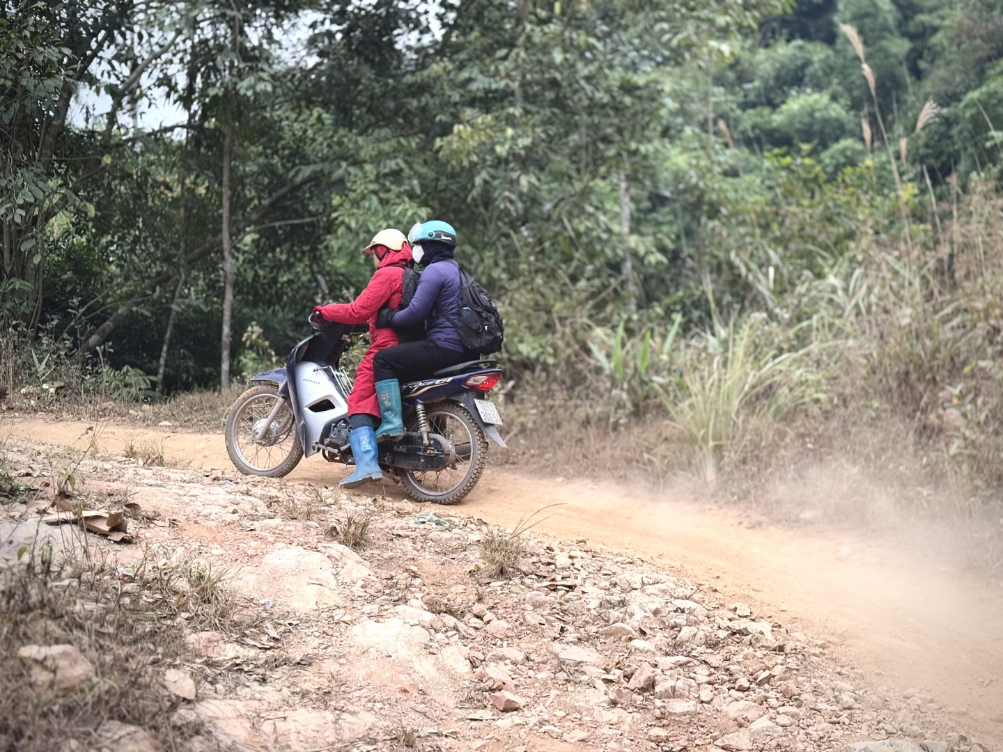 6 giờ sáng, vén làn sương mù trong cái rét đầu đông, chúng tôi và 2 cô giáo Vy Thị Thuỷ, Hứa Thị Canh, Trường Tiểu học và THCS Nam Quan, huyện Lộc Bình vượt chặng đường hơn 10km từ trung tâm xã đến điểm trường Cốc Sâu. 