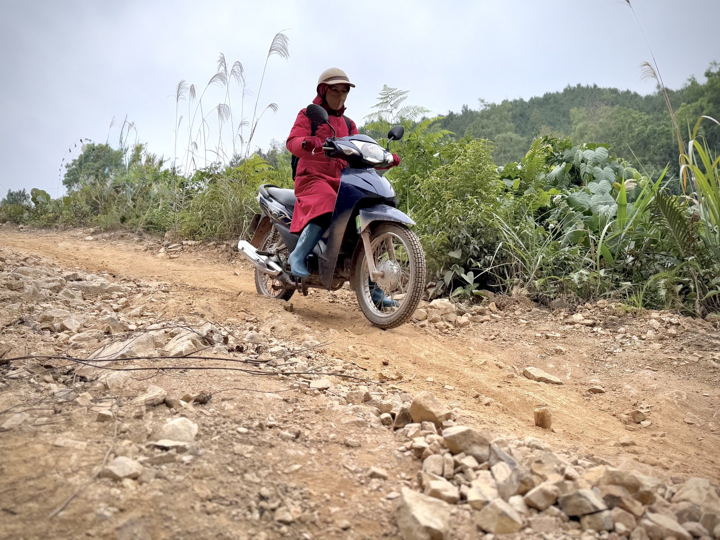 Con đường quanh co, đất đá lởm chởm, mỗi ngày đến trường là một hành trình vượt lên chính mình. Đôi giày lấm bùn, chiếc xe hỏng, con dốc trơn trượt – tất cả chẳng thể ngăn bước các cô mang con chữ đến những đỉnh cao vùng khó. Vừa đi các cô giáo vừa dặn chúng tôi “Đi số 1 nhé” để đảm bảo an toàn.