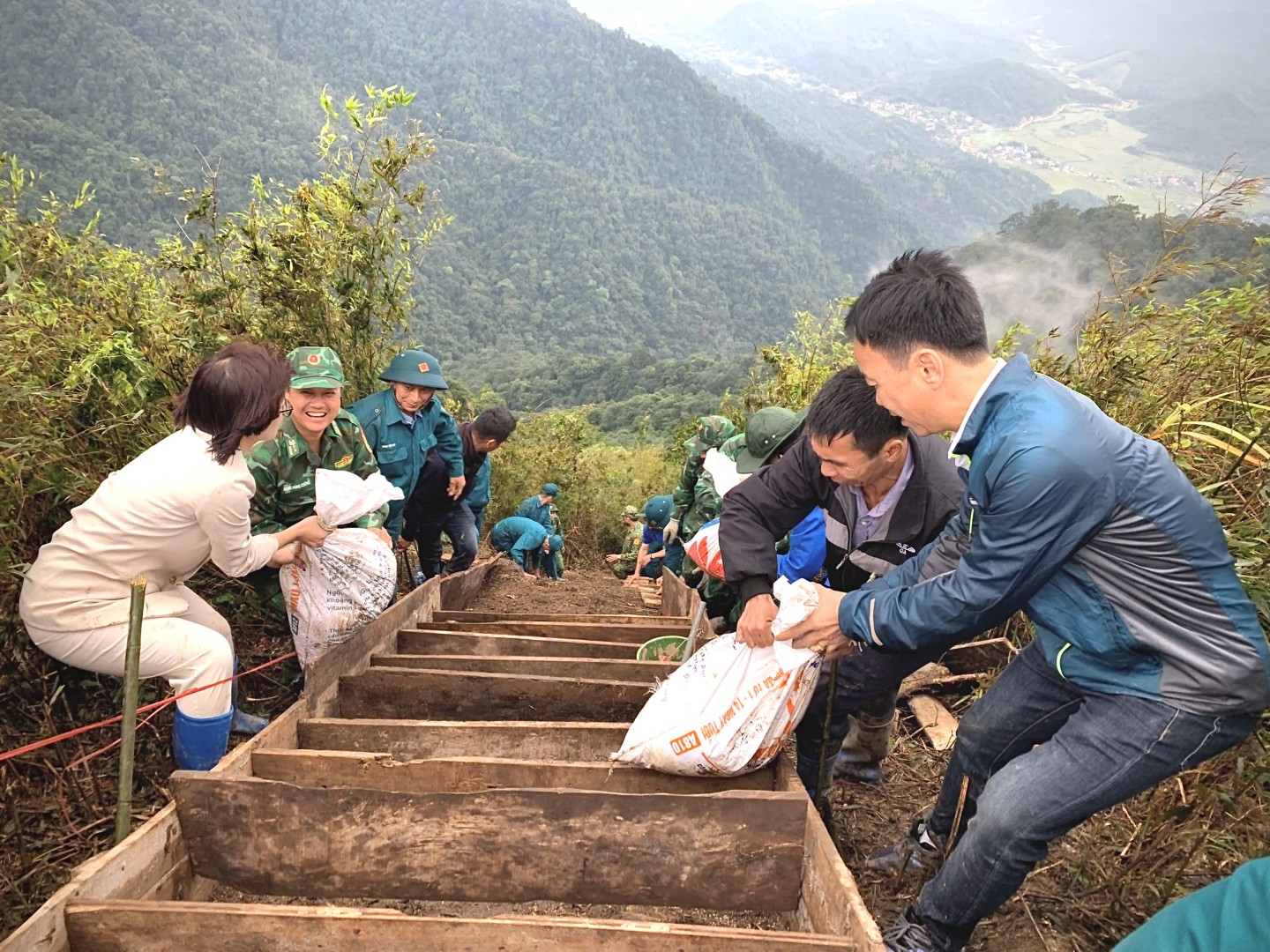 Được biết, từ thực tế nhiều đường kiểm tra cột mốc đi lại còn khó khăn, tiềm ẩn nhiều nguy hiểm cho CBCS biên phòng trong quá trình tuần tra, cuối năm 2022, Tỉnh uỷ, HĐND, UBND, Uỷ ban MTTQ tỉnh Lạng Sơn đã phát động đợt vận động đặc biệt ủng hộ xây dựng đường kiểm tra cột mốc bảo vệ biên giới. Ngày 18/11/2022, thay mặt Tỉnh uỷ, HĐND, UBND, Uỷ ban MTTQ tỉnh, Bí thư Tỉnh uỷ ký thư ngỏ phát động đợt vận động đặc biệt ủng hộ xây dựng đường kiểm tra cột mốc, bảo vệ biên giới tỉnh Lạng Sơn. Từ đó, có đường lên mốc khang trang với những bậc thang vững chãi. 