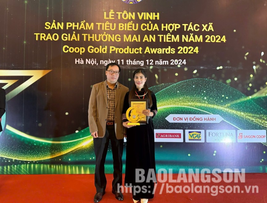 Lãnh đạo Liên minh HTX tỉnh (bên trái) chúc mừng HTX Chế biến nông sản Lụa Vy nhận giải thưởng Mai An Tiêm cho sản phẩm Trà Diếp cá Lụa Vy