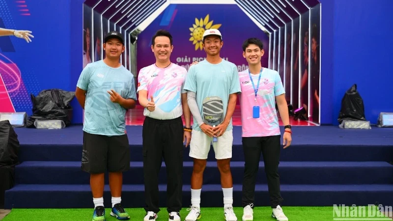 Vận động viên Pickleball Quang Dương giao lưu cùng các vận động viên tham dự giải đấu.