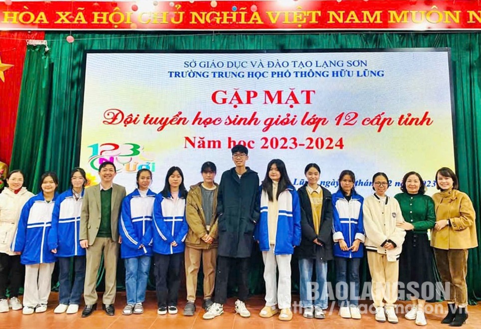 Ban giám hiệu Trường THPT Hữu Lũng tổ chức gặp mặt học sinh đội tuyển học sinh giỏi của nhà trường  để động viên trước kỳ thi cấp tỉnh