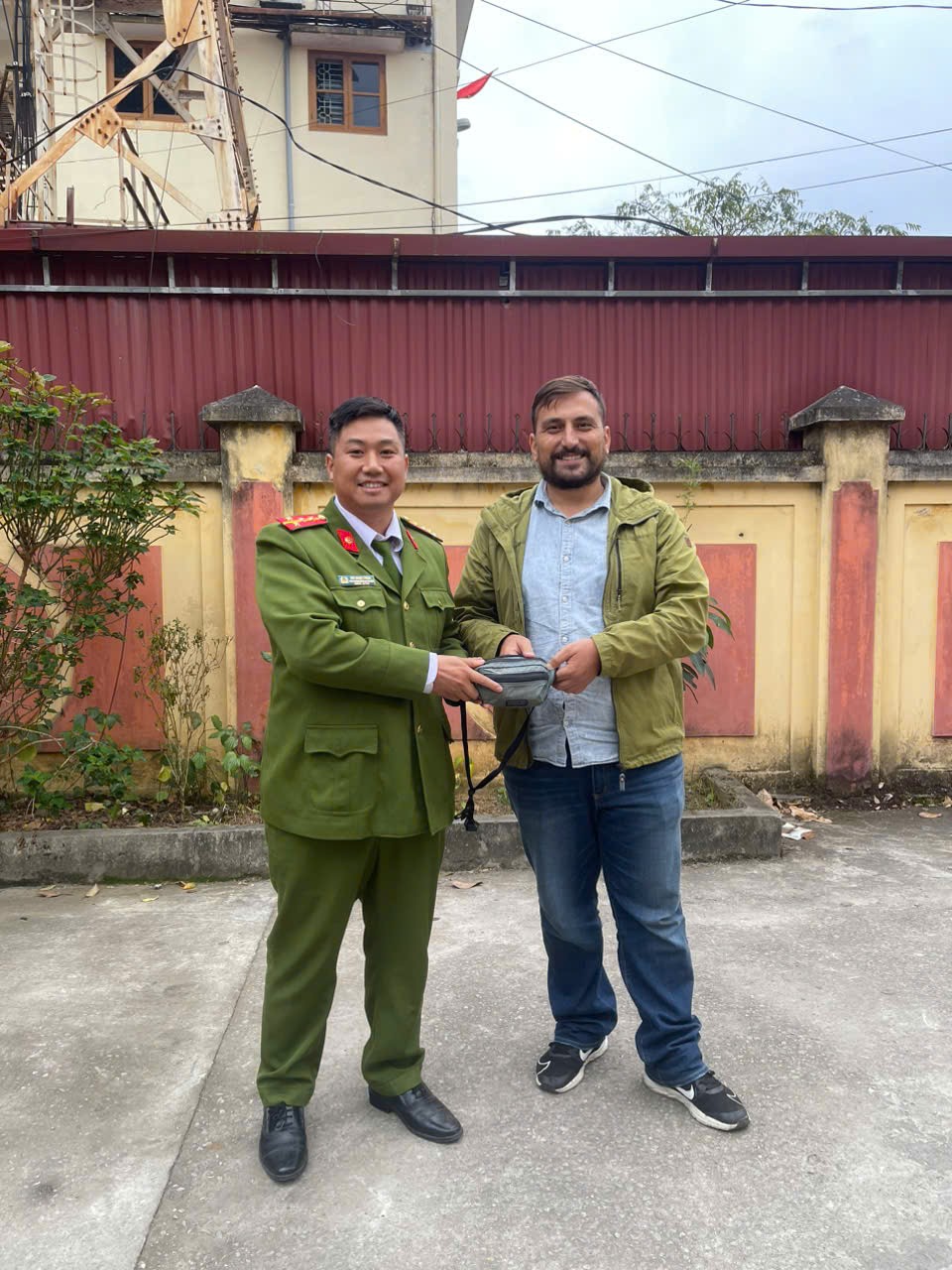 Công an thị trấn Đồng Đăng, huyện Cao Lộc bàn giao tài sản bị đánh rơi cho anh Mario Collea, người Italia