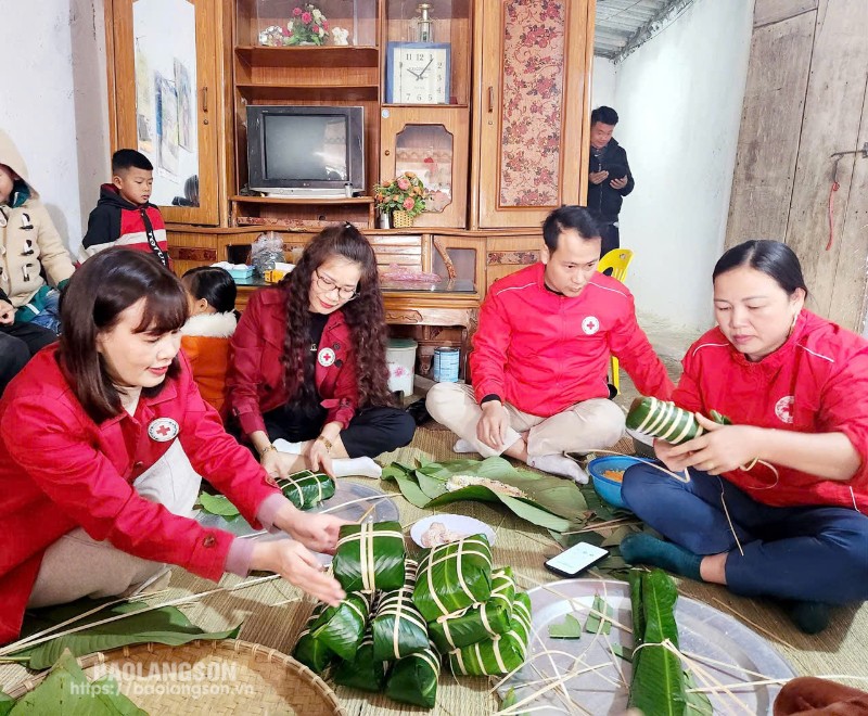 Cán bộ, hội viên chữ thập đỏ gói bánh chưng tặng người có hoàn cảnh khó khăn trên địa bàn huyện Hữu Lũng