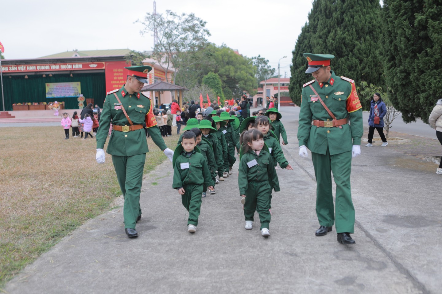 Sau khi xem nghi thức chào cờ, duyệt đội ngũ khối và các tiết mục võ thuật các em học sinh mầm non được 