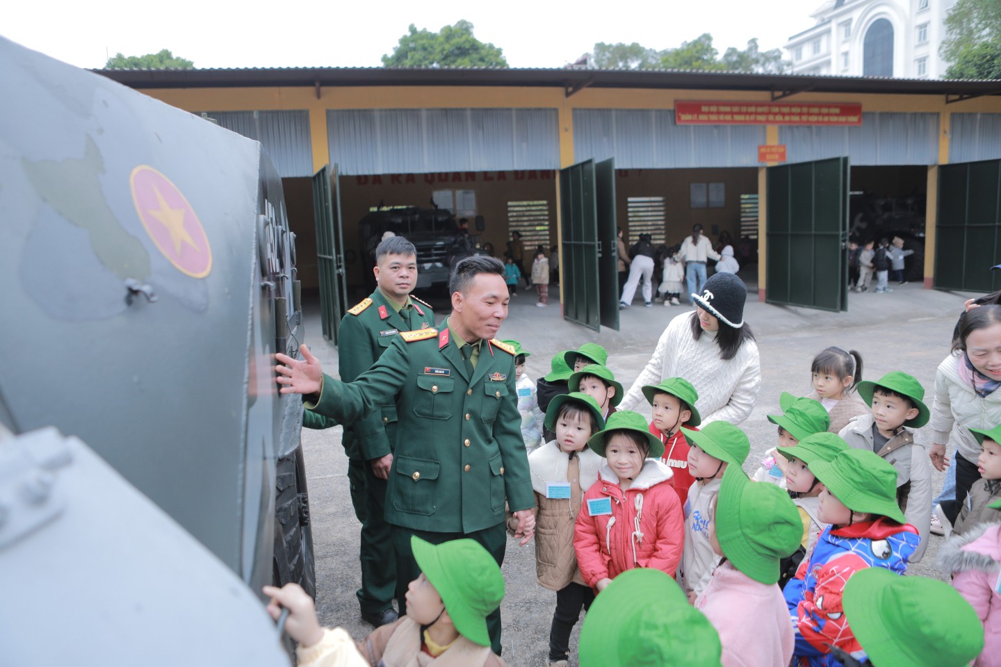 Bên cạnh đó, các em còn được tham quan phương tiện chiến đấu tại nhà xe Đại đội Trinh sát - Cơ giới, Phòng Tham mưu thuộc Bộ CHQS tỉnh