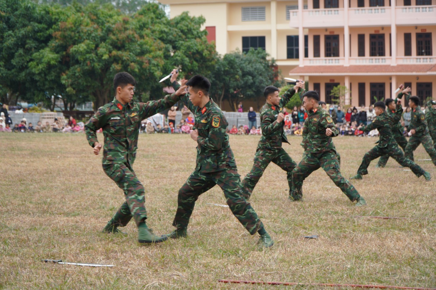 Cùng đó được xem biểu diễn các động tác võ tay không của cán bộ, chiến sĩ Bộ CHQS tỉnh