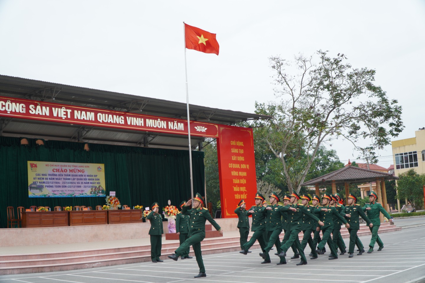 Học sinh được quan sát nghi thức chào cờ, duyệt đội ngũ khối