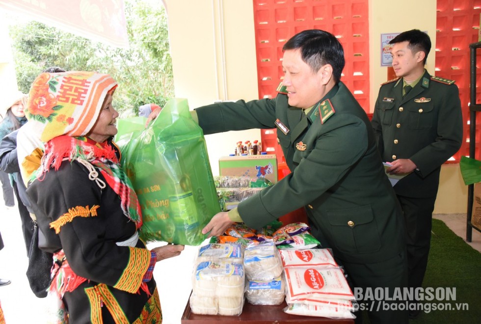 Người dân mua thực phẩm tại gian hàng “0 đồng” do Đồn Biên phòng Ba Sơn tổ chức tại Chương trình “Xuân Biên phòng - Ấm lòng dân bản” năm 2024