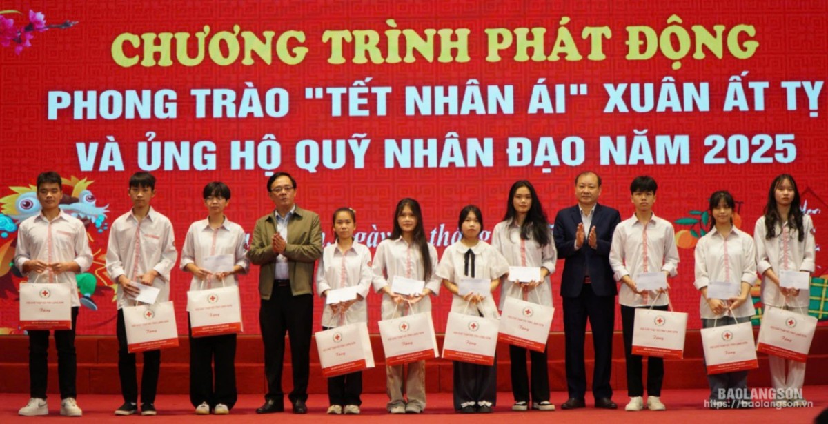 Lãnh đạo Đoàn ĐBQH tỉnh và Hội Chữ thập đỏ tỉnh trao tặng quà cho học sinh có hoàn cảnh khó khăn của Trường THPT Dân tộc nội trú tỉnh