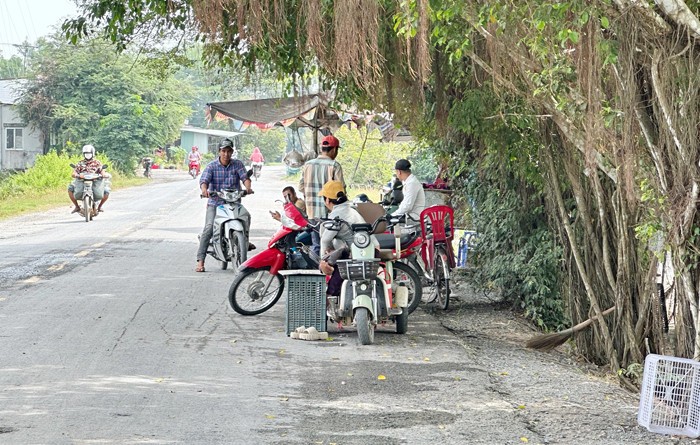 Tai mắt của đầu nậu có mặt trên các cung đường để lôi kéo khách đến chợ hàng lậu.