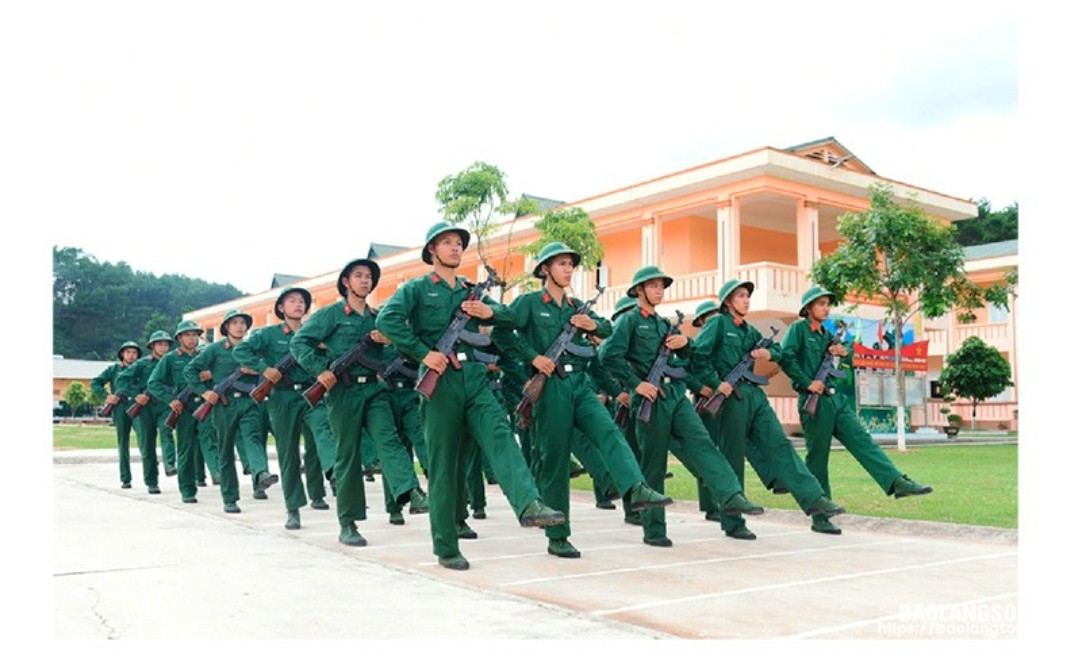 Chiến sĩ Tiểu đoàn 1, Trung đoàn 123 Bộ CHQS tỉnh luyện tập điều lệnh đội ngũ