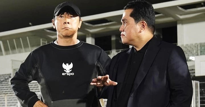 Ông Erick Thohir (phải) và HLV Shin Tae-yong.