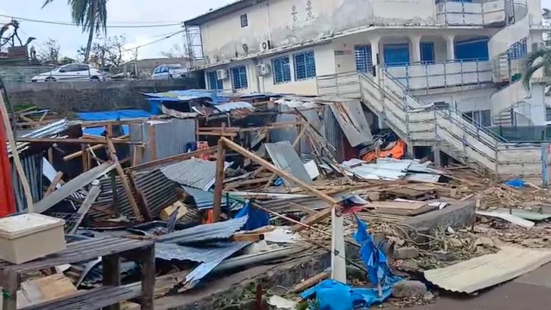 Quang cảnh đổ nát sau cơn bão Chido, ở Mamoudzou, Mayotte, Pháp. (Ảnh: Reuters)