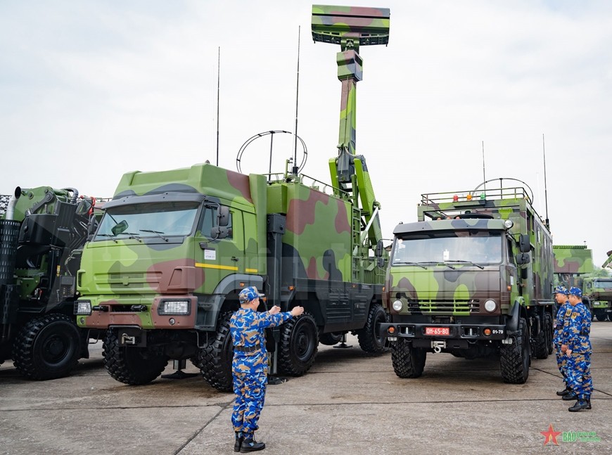 Hệ thống radar theo dõi và chỉ thị mục tiêu của tổ hợp Trường Sơn có tầm quét khoảng gần 200km, đáp ứng khả năng tiêu diệt các tàu nổi, mục tiêu trên biển của đối phương