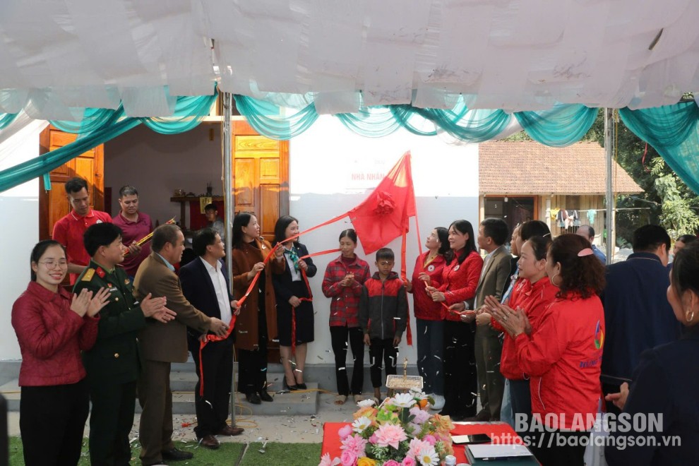 Các đại biểu kéo băng khánh thành, bàn giao nhà cho gia đình chị Bùi Thị Cảnh, thôn Bông, xã Quyết Thắng, huyện Hữu Lũng