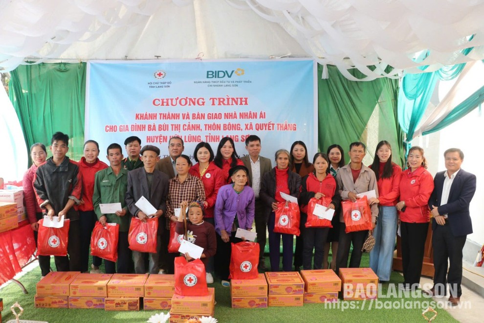 Đại diện Hội Chữ thập đỏ tỉnh và Hội Chữ thập đỏ huyện trao quà cho các gia đình có hoàn cảnh khó khăn trên địa bàn xã Quyết Thắng, huyện Hữu Lũng