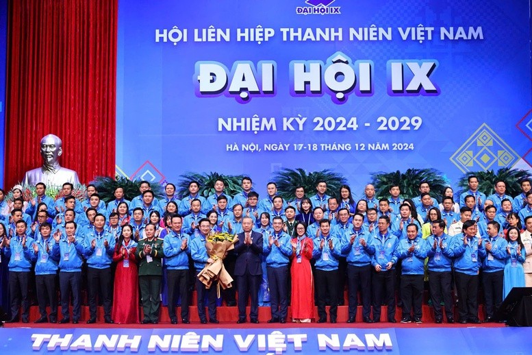 Tổng Bí thư Tô Lâm tặng hoa chúc mừng Ủy ban Trung ương Hội Liên hiệp Thanh niên Việt Nam khóa IX - Ảnh: VGP/Đức Tuân