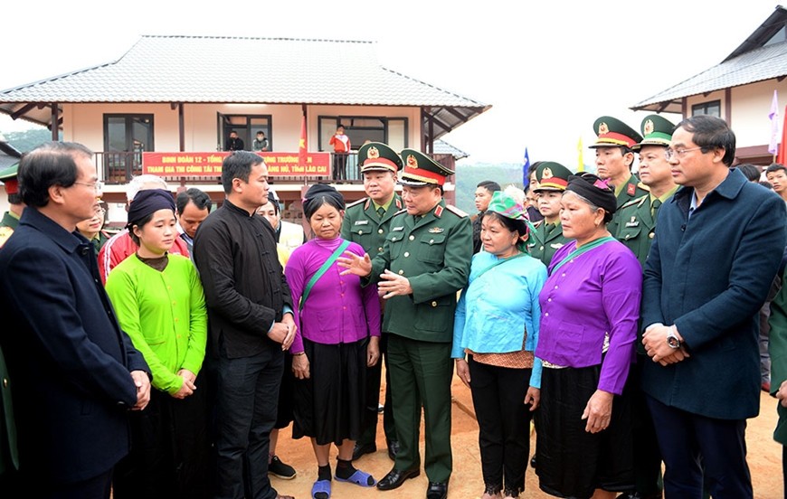 Thượng tướng Hoàng Xuân Chiến thăm hỏi, động viên bà con thôn Làng Nủ. 